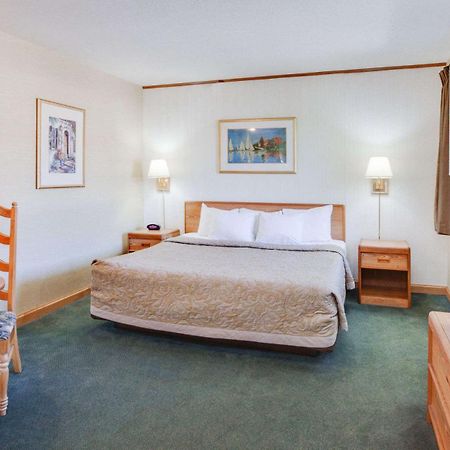 Super 8 Beachfront By Wyndham Mackinaw City, Mi Exterior photo