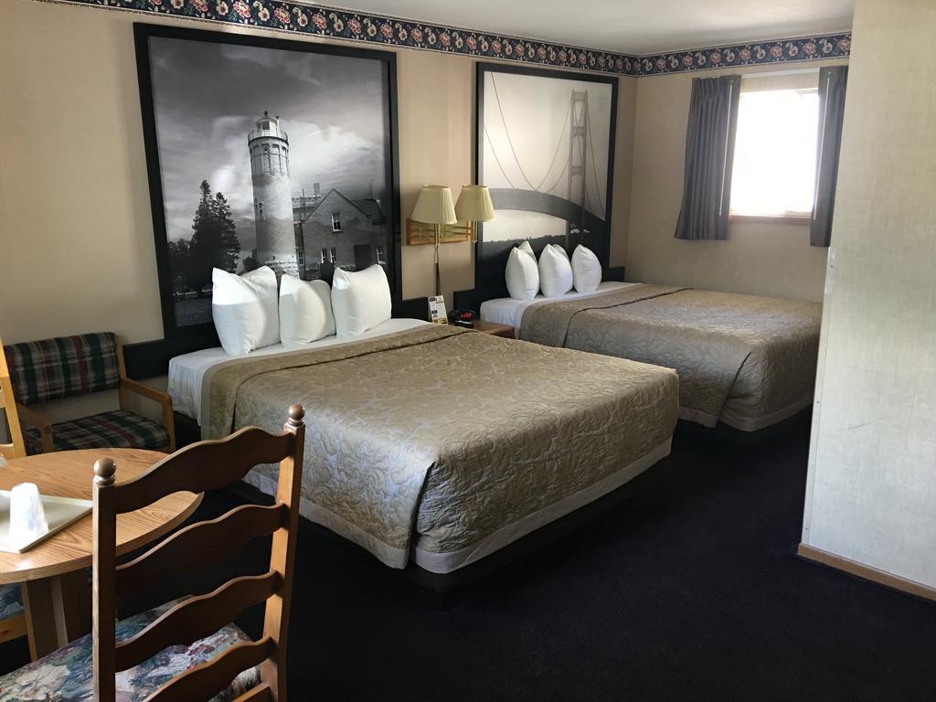 Super 8 Beachfront By Wyndham Mackinaw City, Mi Exterior photo