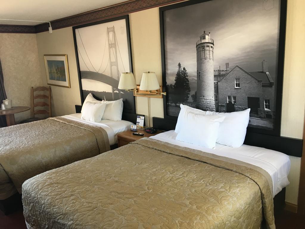 Super 8 Beachfront By Wyndham Mackinaw City, Mi Exterior photo