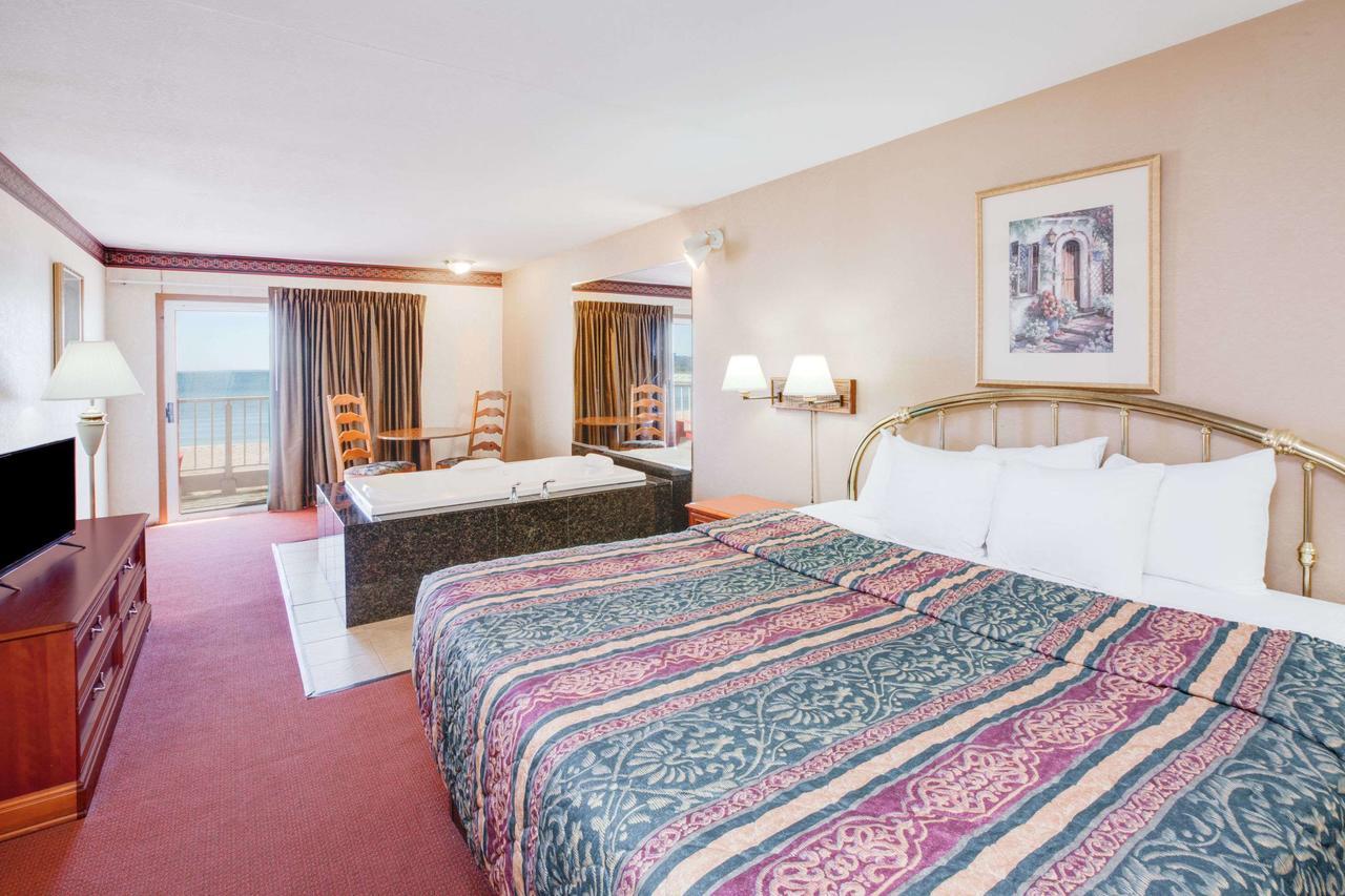 Super 8 Beachfront By Wyndham Mackinaw City, Mi Exterior photo