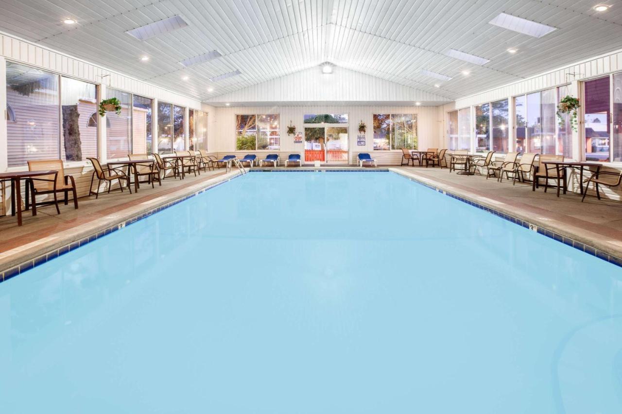 Super 8 Beachfront By Wyndham Mackinaw City, Mi Exterior photo